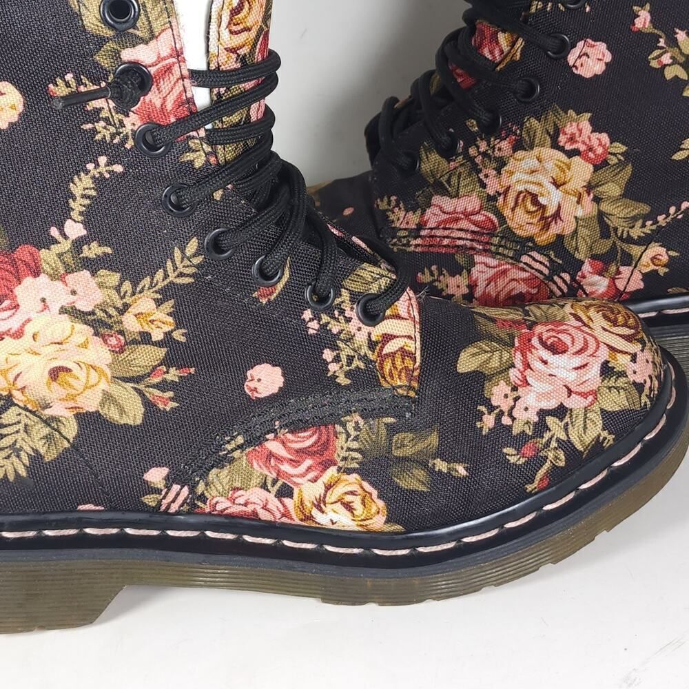 Dr. Martens Women's 11821 US7 Black Canvas Floral Lace Up Combat Boots - Picture 12 of 13